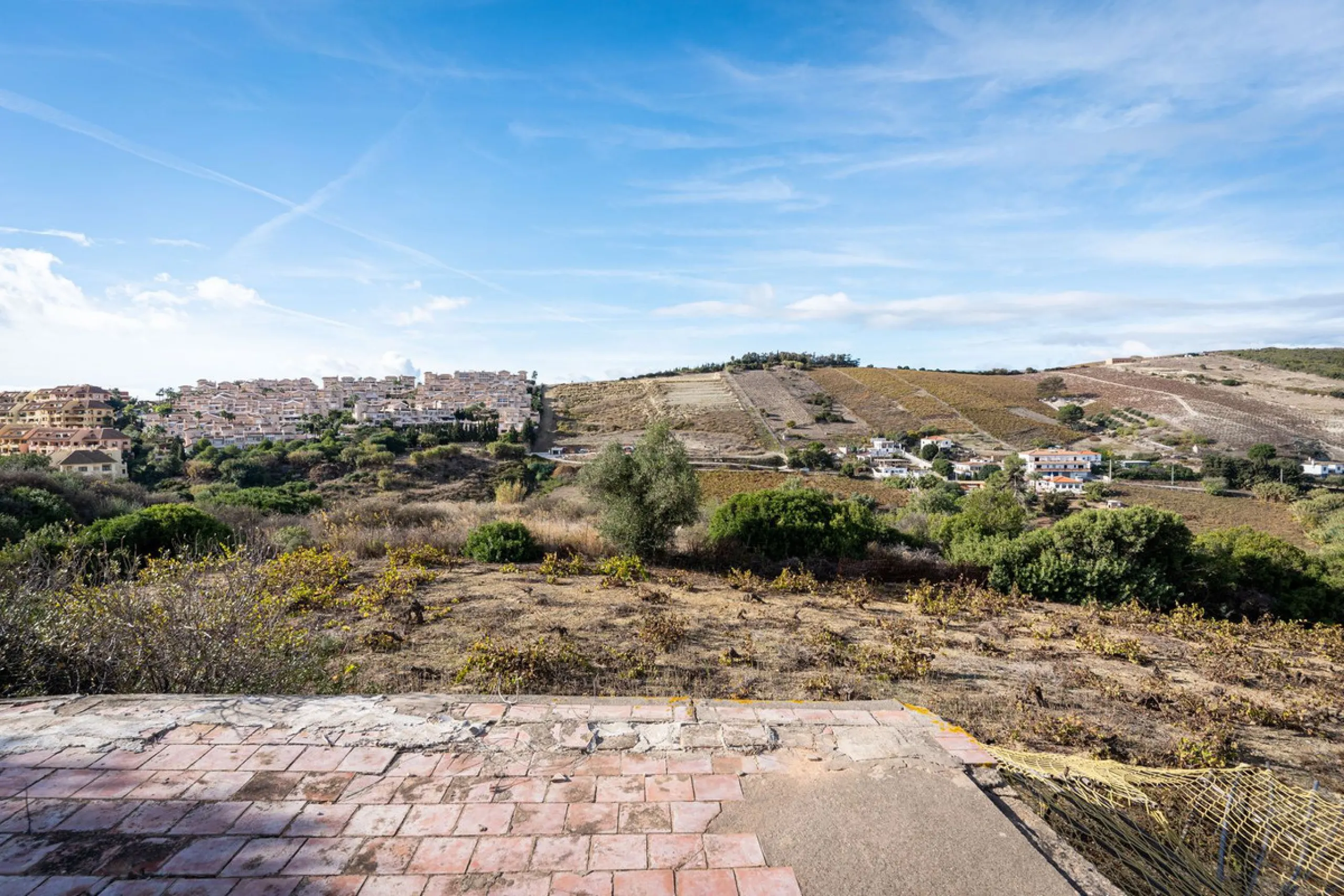 Land on undeveloped land for protection of vineyards with a house in Manilva.
