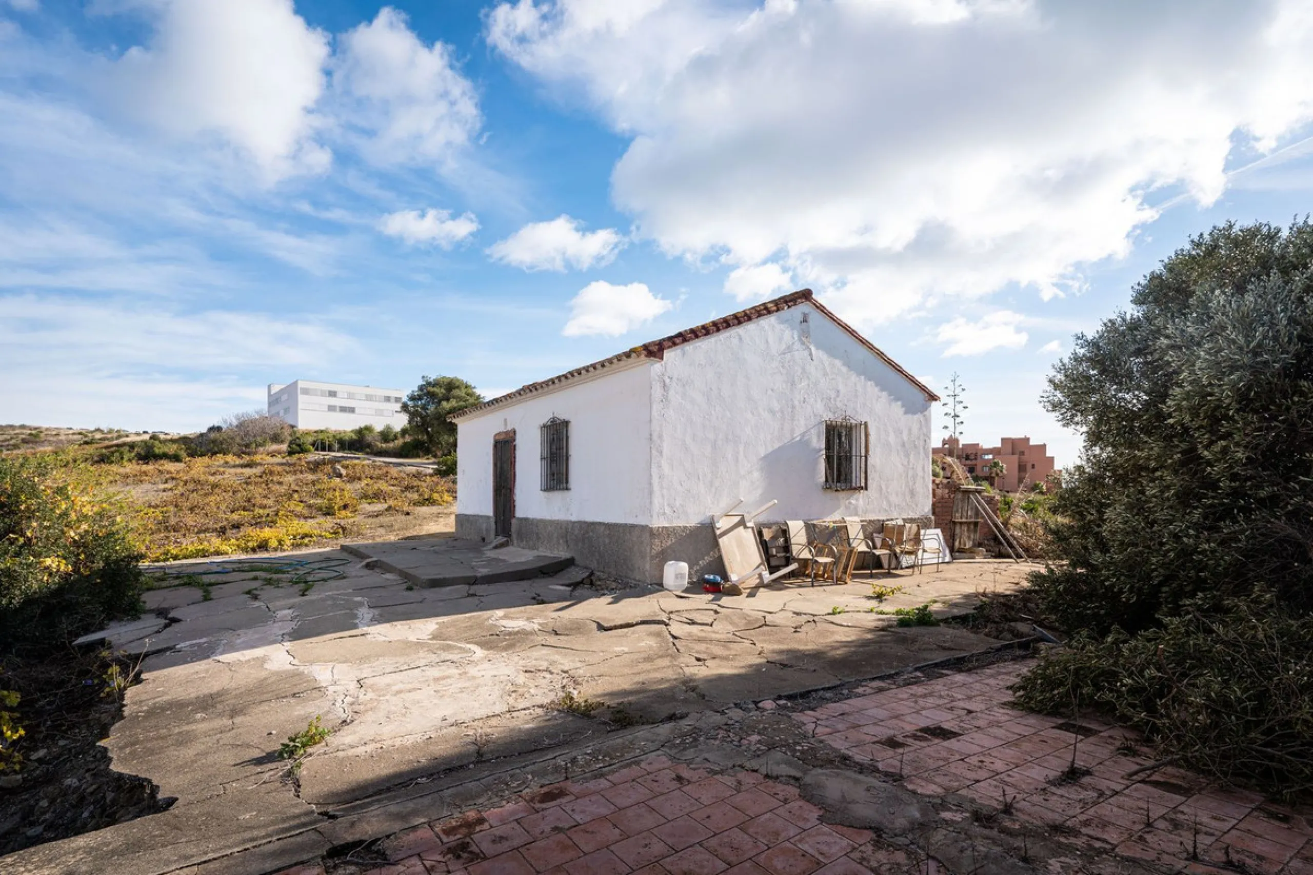 Land on undeveloped land for protection of vineyards with a house in Manilva.