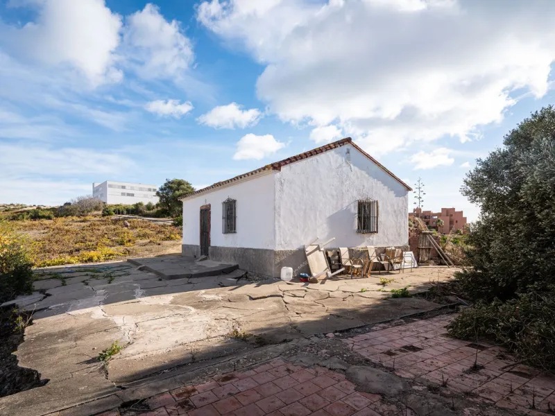 Land on undeveloped land for protection of vineyards with a house in Manilva.