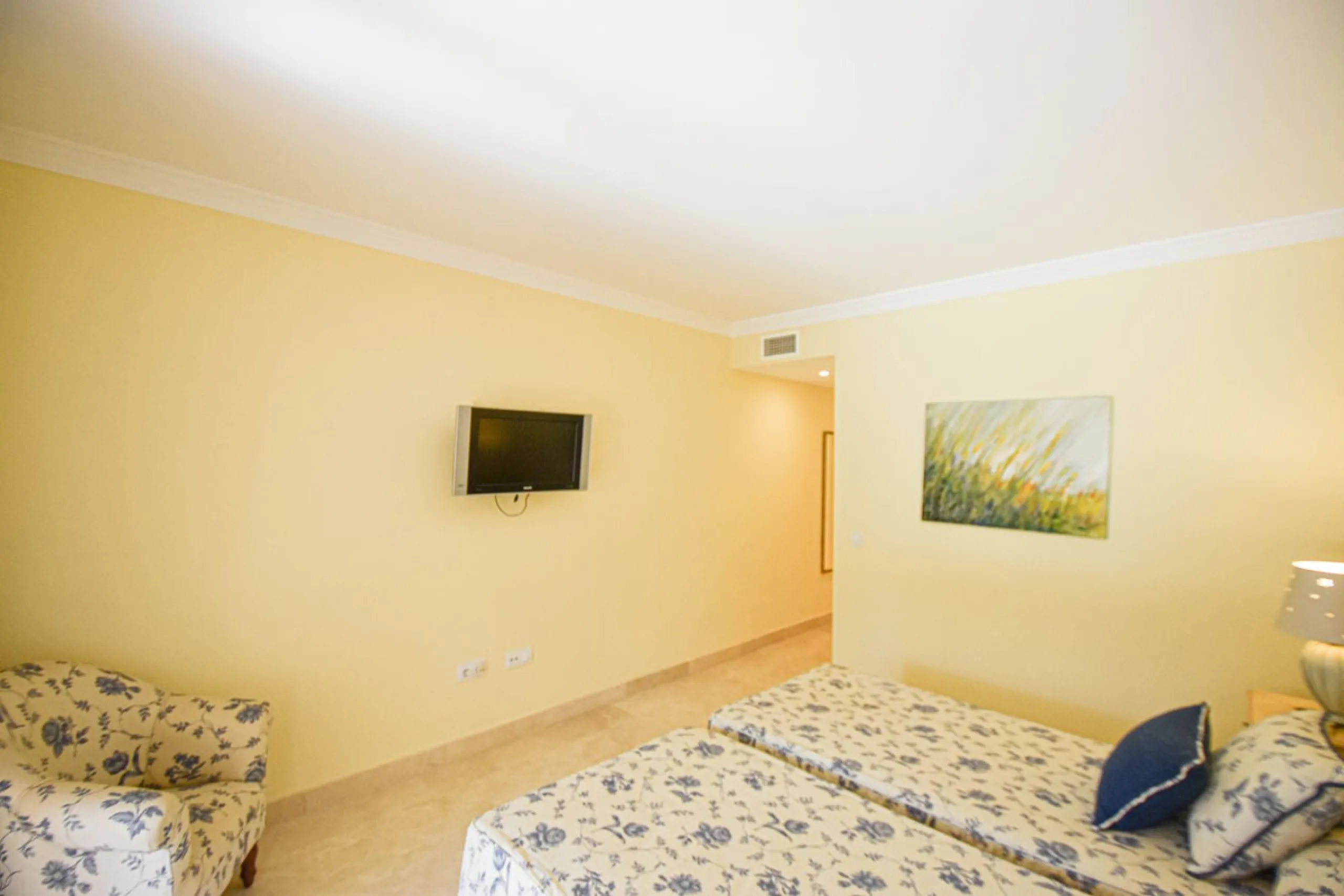 Entdecken Sie diese fantastische Wohnung an der Strandpromenade von San Pedro de Alcántara/Nueva Alcántara, einer der begehrtesten Gegenden von Marbella, nur wenige Schritte vom Meer und der Uferpromenade entfernt