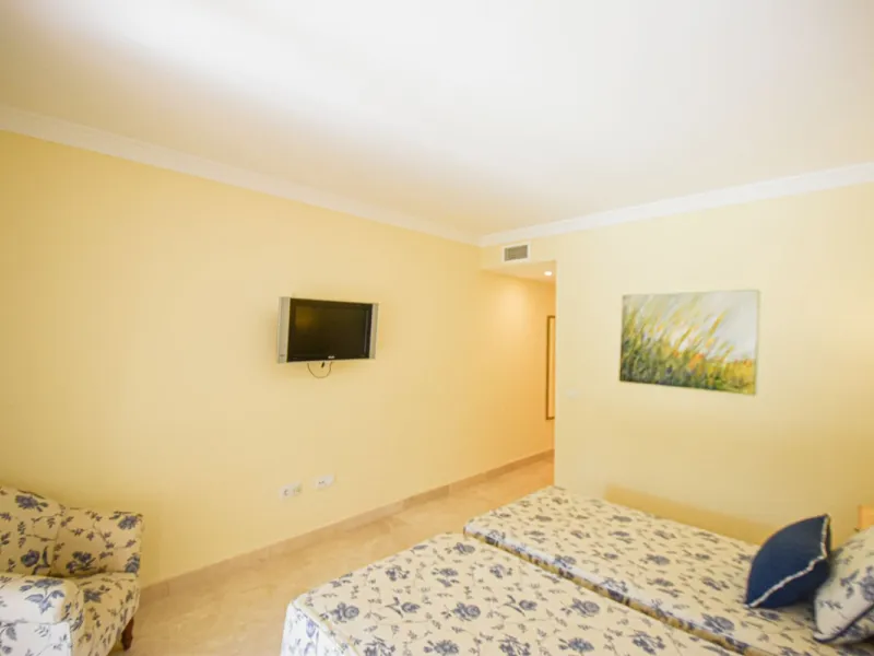 Entdecken Sie diese fantastische Wohnung an der Strandpromenade von San Pedro de Alcántara/Nueva Alcántara, einer der begehrtesten Gegenden von Marbella, nur wenige Schritte vom Meer und der Uferpromenade entfernt