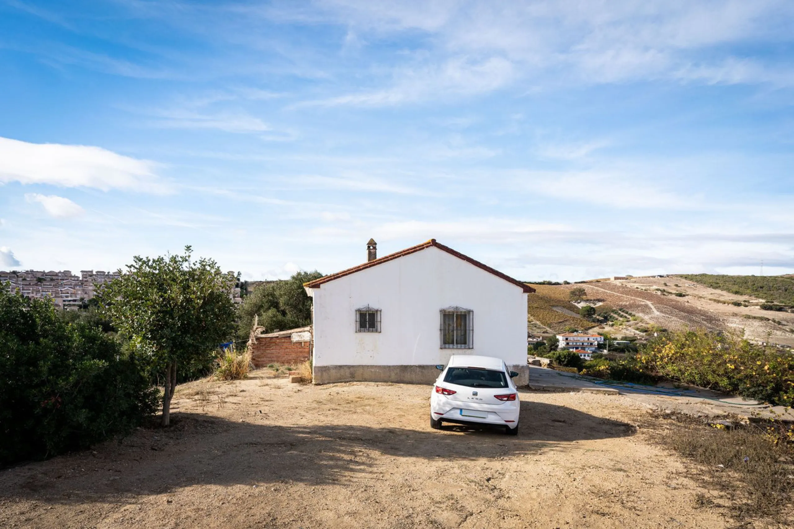 Land on undeveloped land for protection of vineyards with a house in Manilva.
