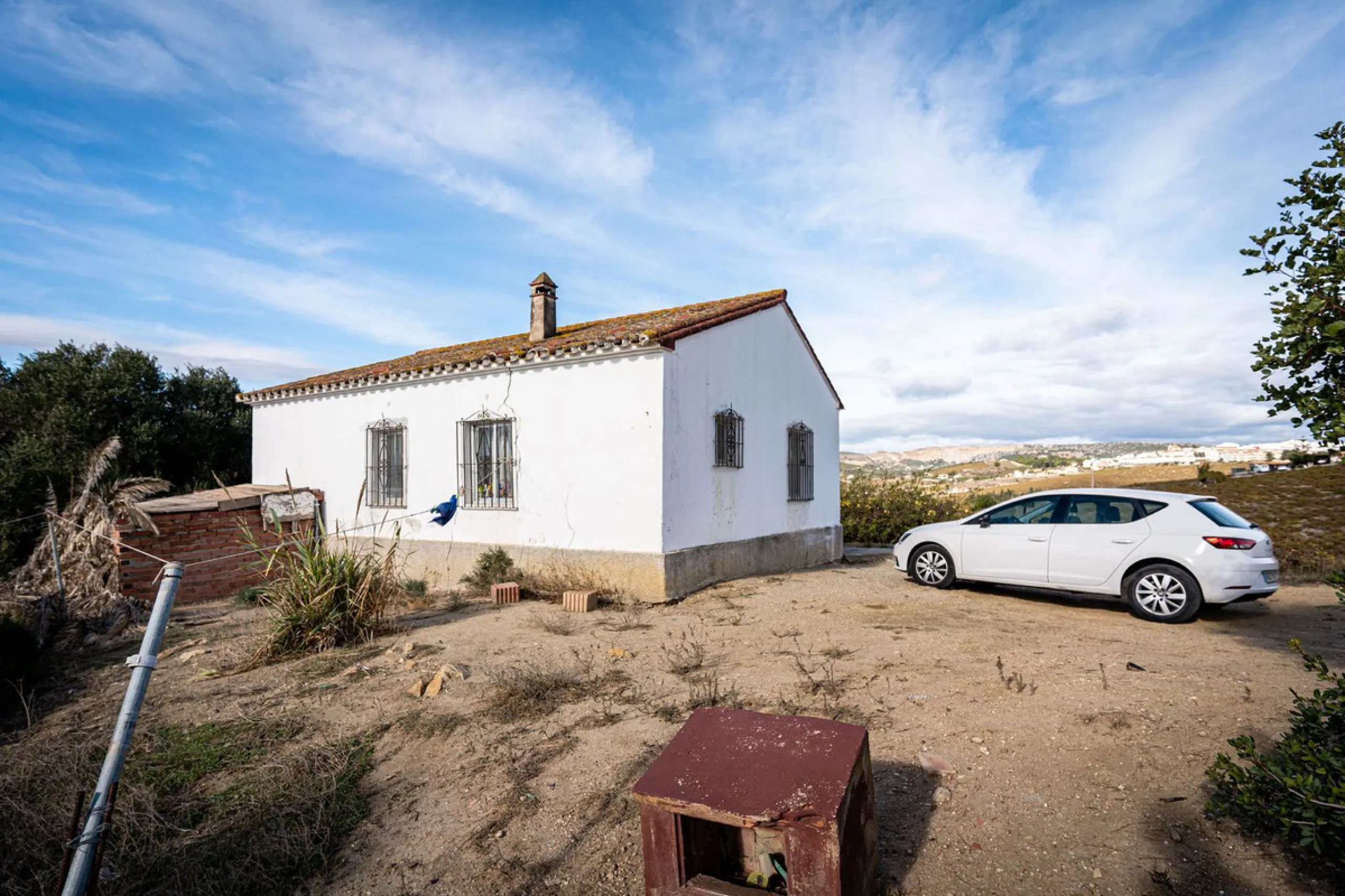 Land on undeveloped land for protection of vineyards with a house in Manilva.