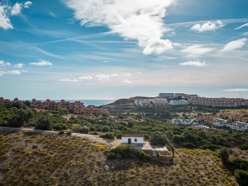 Land on undeveloped land for protection of vineyards with a house in Manilva.
