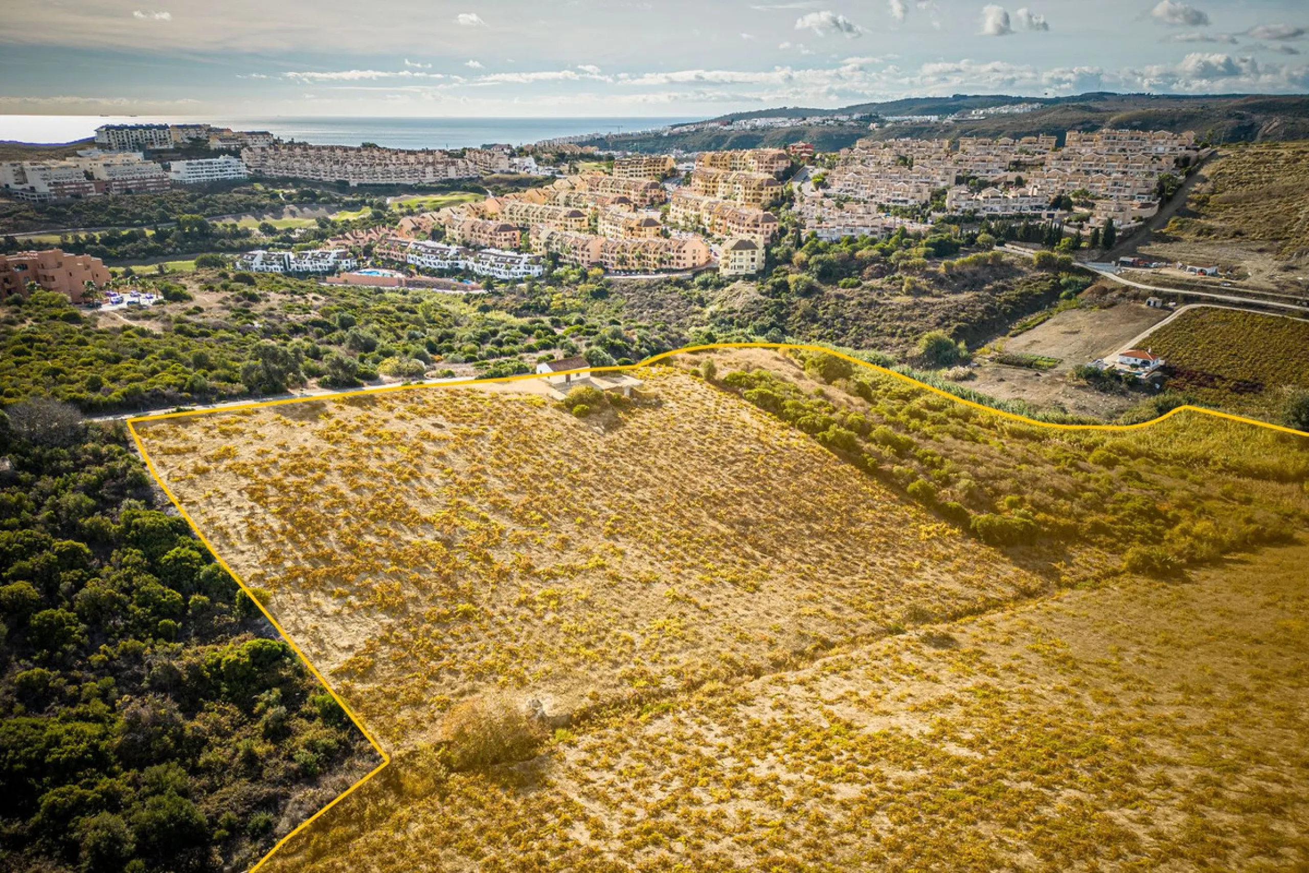 Land on undeveloped land for protection of vineyards with a house in Manilva.