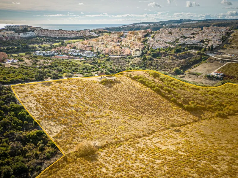 Land on undeveloped land for protection of vineyards with a house in Manilva.