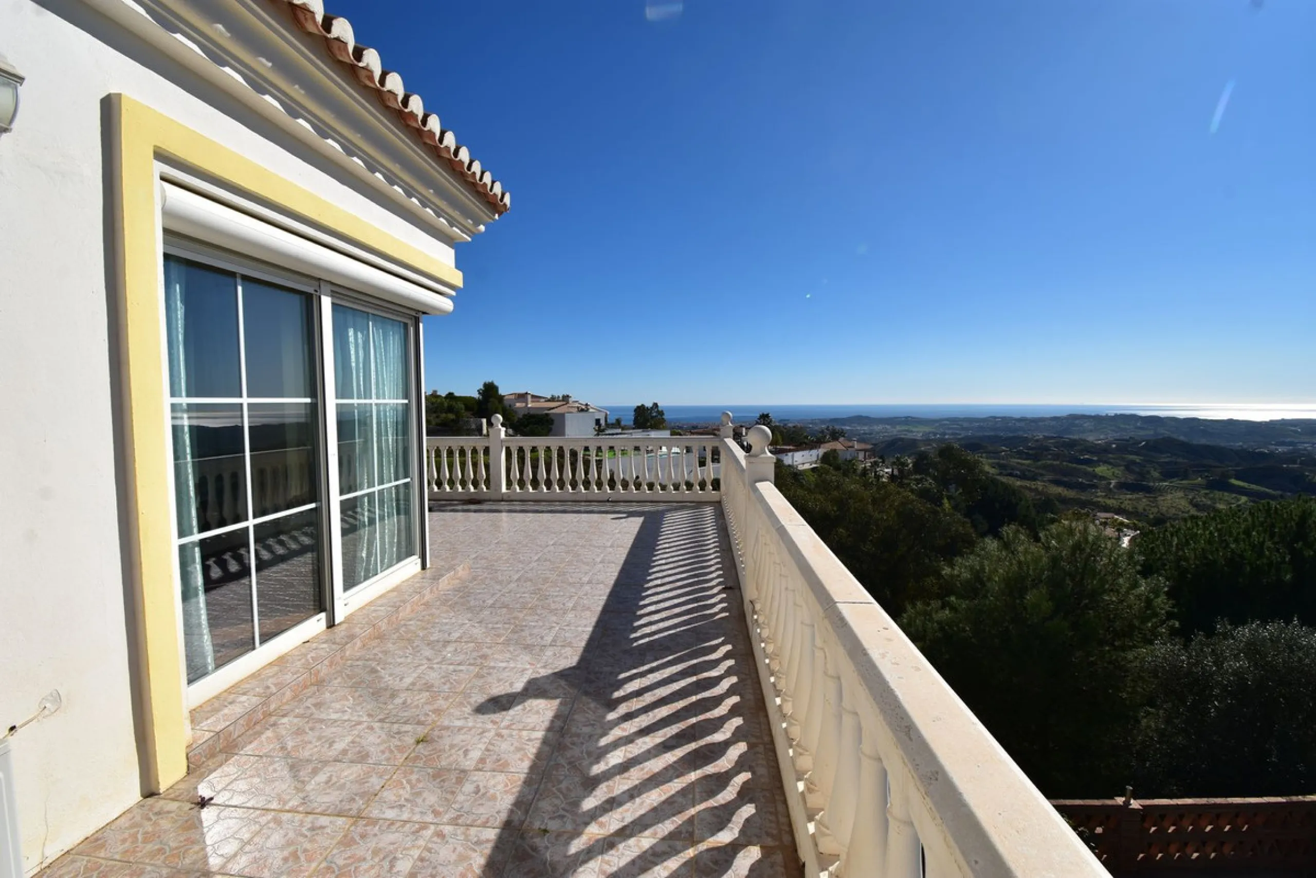 Beautiful 4 bedroom Villa close to the idyllic white washed Village of Mijas! Secluded elevated position enjoying amazing coastal views! Private pool, many sunny terraces and built to a high specification - TRULY MUST BE SEEN TO BE APPRECIATED!