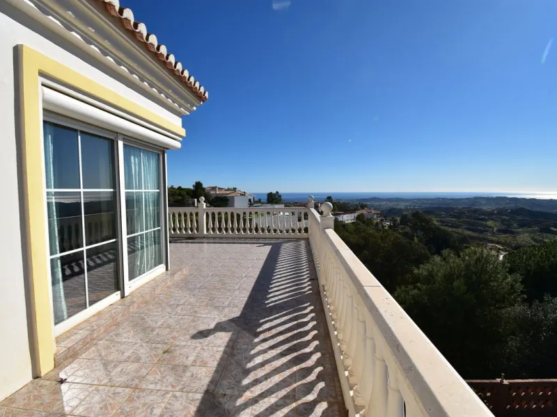 Beautiful 4 bedroom Villa close to the idyllic white washed Village of Mijas! Secluded elevated position enjoying amazing coastal views! Private pool, many sunny terraces and built to a high specification - TRULY MUST BE SEEN TO BE APPRECIATED!