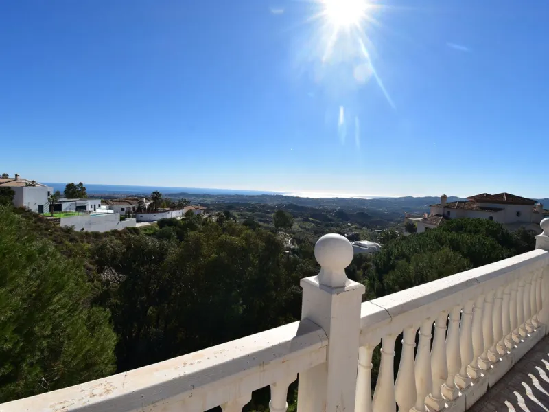 Beautiful 4 bedroom Villa close to the idyllic white washed Village of Mijas! Secluded elevated position enjoying amazing coastal views! Private pool, many sunny terraces and built to a high specification - TRULY MUST BE SEEN TO BE APPRECIATED!