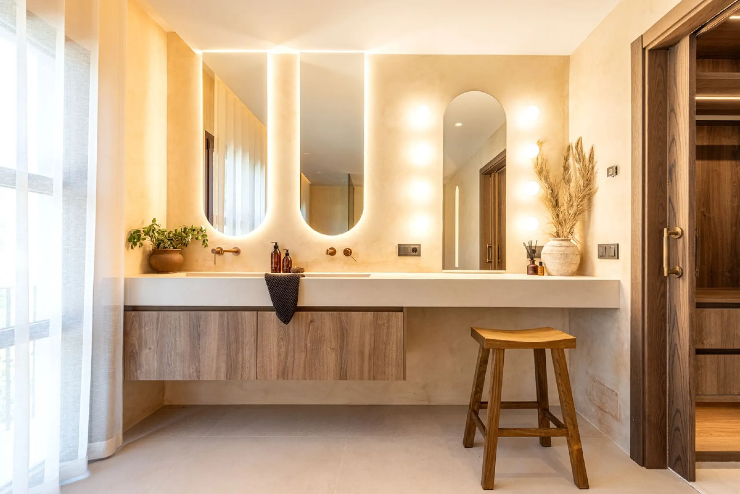 A fully renovated and exceptional townhouse located in the charming and highly sought-after community of La Virginia, on Marbella's prestigious Golden Mile.