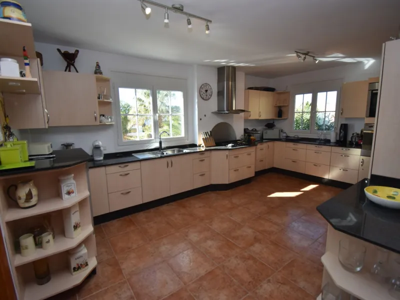 Beautiful 4 bedroom Villa close to the idyllic white washed Village of Mijas! Secluded elevated position enjoying amazing coastal views! Private pool, many sunny terraces and built to a high specification - TRULY MUST BE SEEN TO BE APPRECIATED!