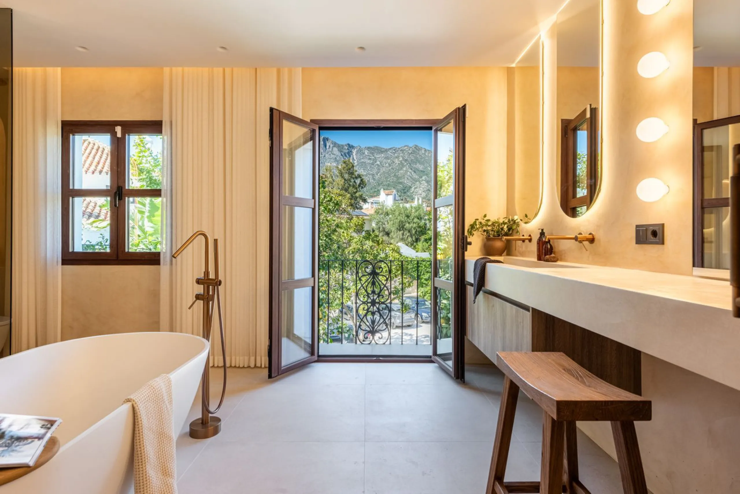A fully renovated and exceptional townhouse located in the charming and highly sought-after community of La Virginia, on Marbella's prestigious Golden Mile.
