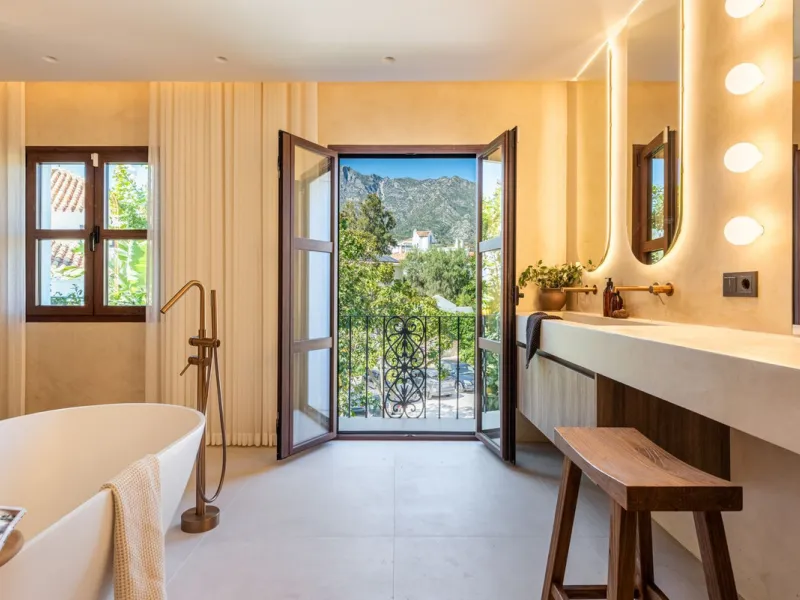 A fully renovated and exceptional townhouse located in the charming and highly sought-after community of La Virginia, on Marbella's prestigious Golden Mile.