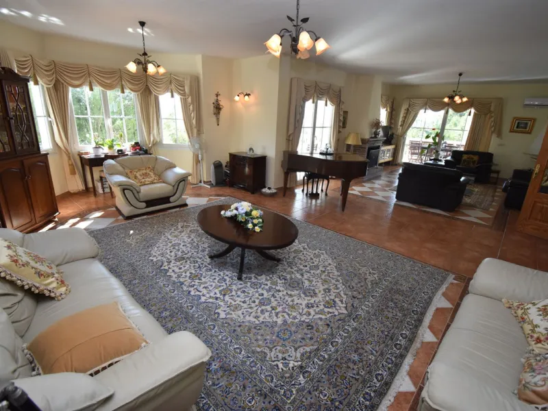 Beautiful 4 bedroom Villa close to the idyllic white washed Village of Mijas! Secluded elevated position enjoying amazing coastal views! Private pool, many sunny terraces and built to a high specification - TRULY MUST BE SEEN TO BE APPRECIATED!