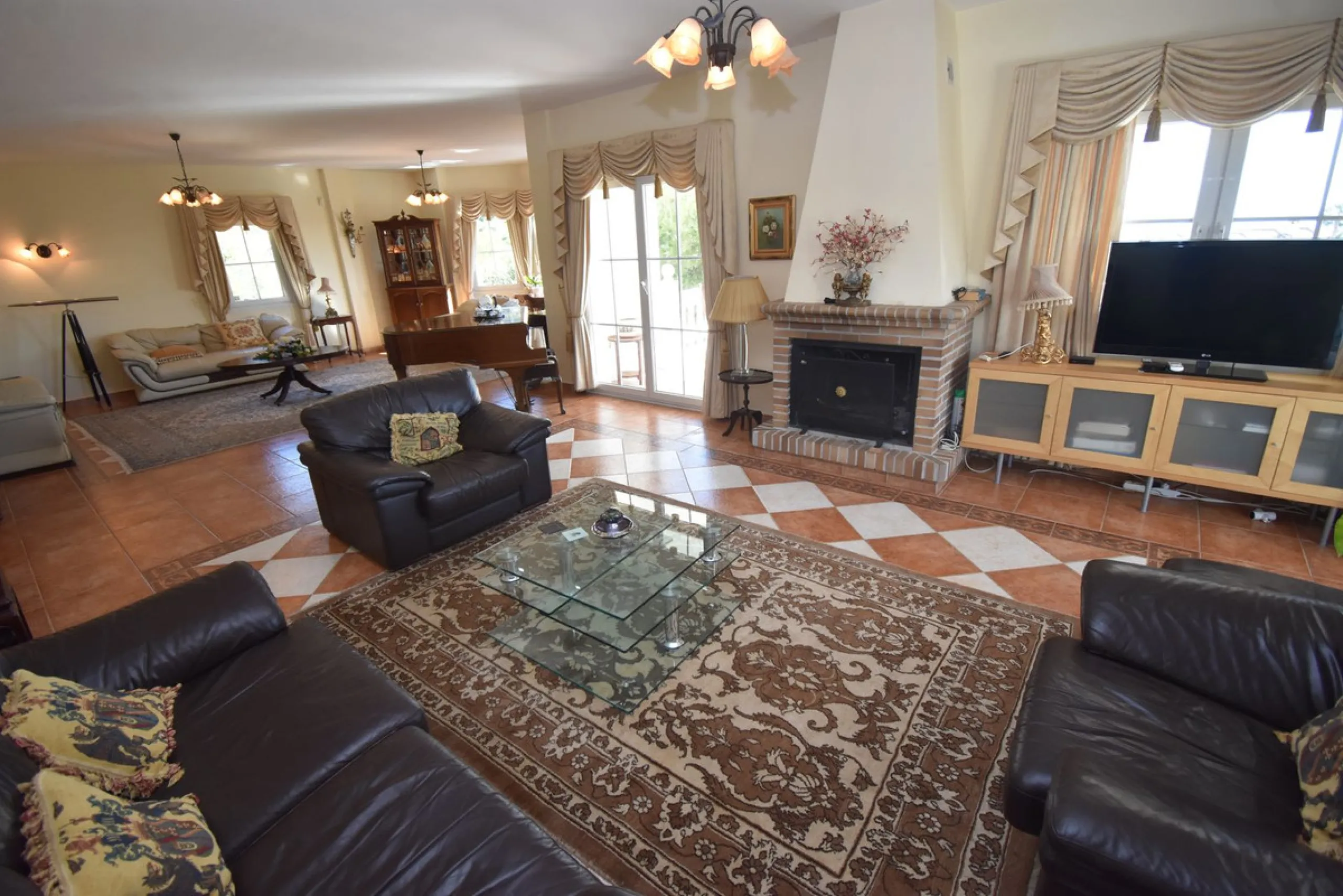 Beautiful 4 bedroom Villa close to the idyllic white washed Village of Mijas! Secluded elevated position enjoying amazing coastal views! Private pool, many sunny terraces and built to a high specification - TRULY MUST BE SEEN TO BE APPRECIATED!