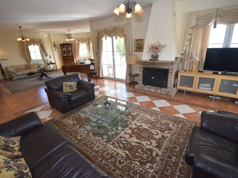 Beautiful 4 bedroom Villa close to the idyllic white washed Village of Mijas! Secluded elevated position enjoying amazing coastal views! Private pool, many sunny terraces and built to a high specification - TRULY MUST BE SEEN TO BE APPRECIATED!