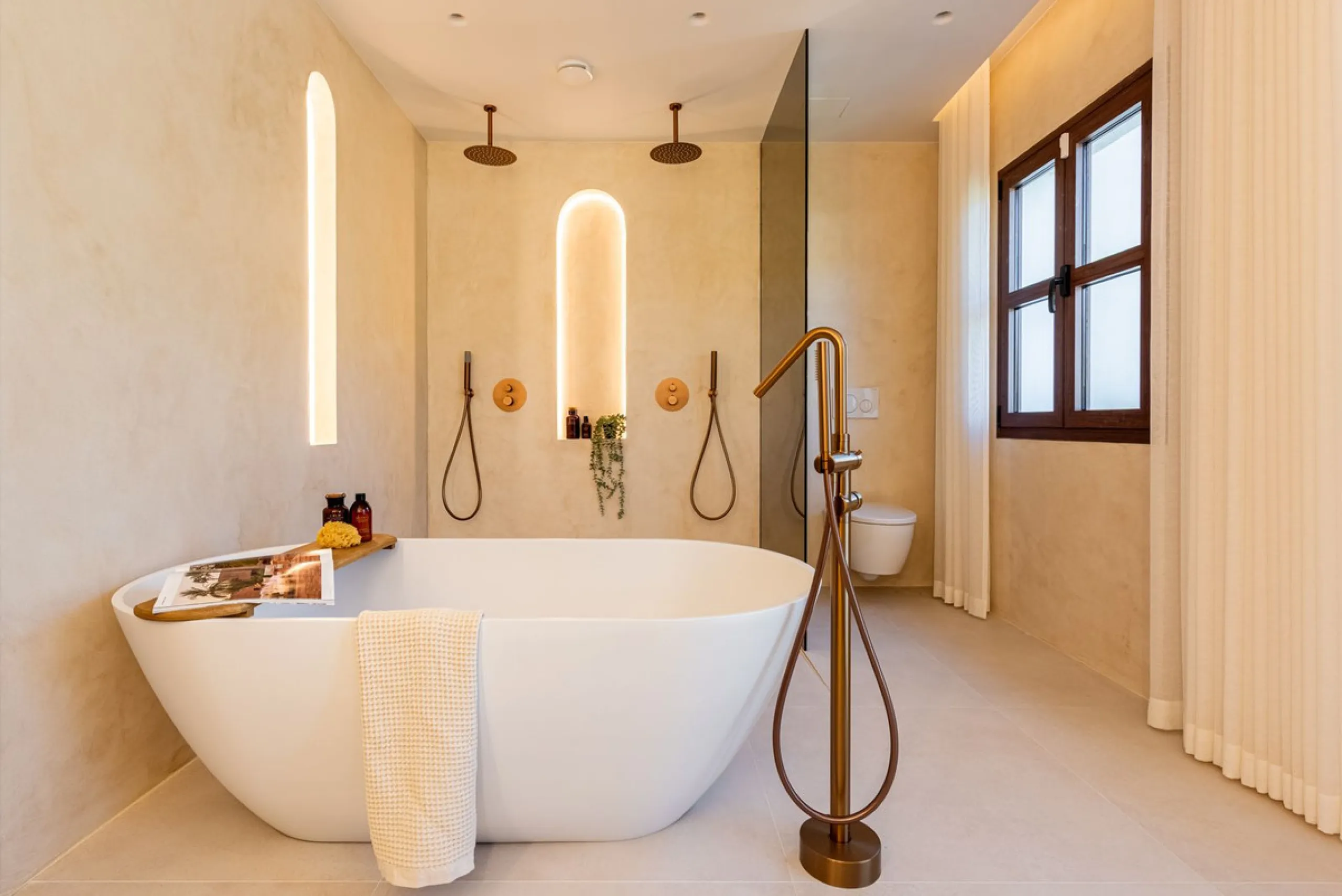 A fully renovated and exceptional townhouse located in the charming and highly sought-after community of La Virginia, on Marbella's prestigious Golden Mile.