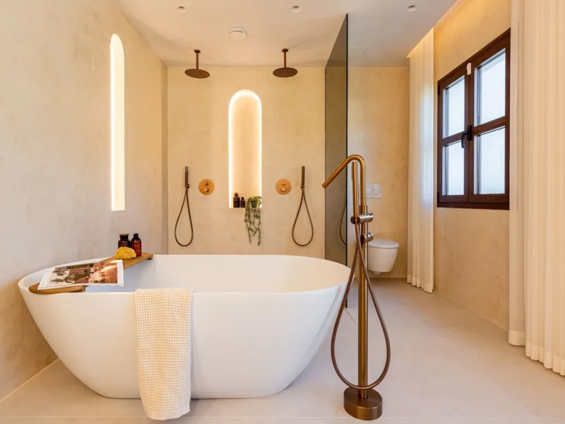 A fully renovated and exceptional townhouse located in the charming and highly sought-after community of La Virginia, on Marbella's prestigious Golden Mile.