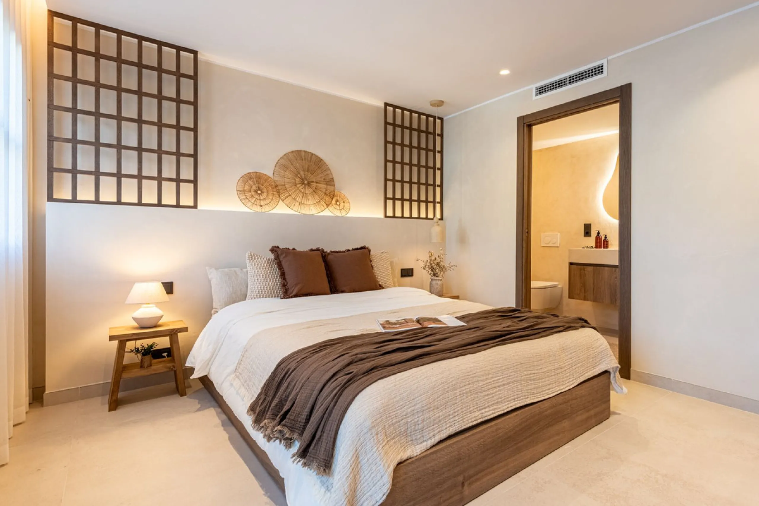 A fully renovated and exceptional townhouse located in the charming and highly sought-after community of La Virginia, on Marbella's prestigious Golden Mile.