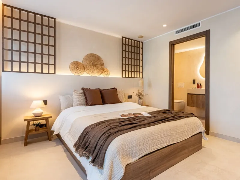 A fully renovated and exceptional townhouse located in the charming and highly sought-after community of La Virginia, on Marbella's prestigious Golden Mile.