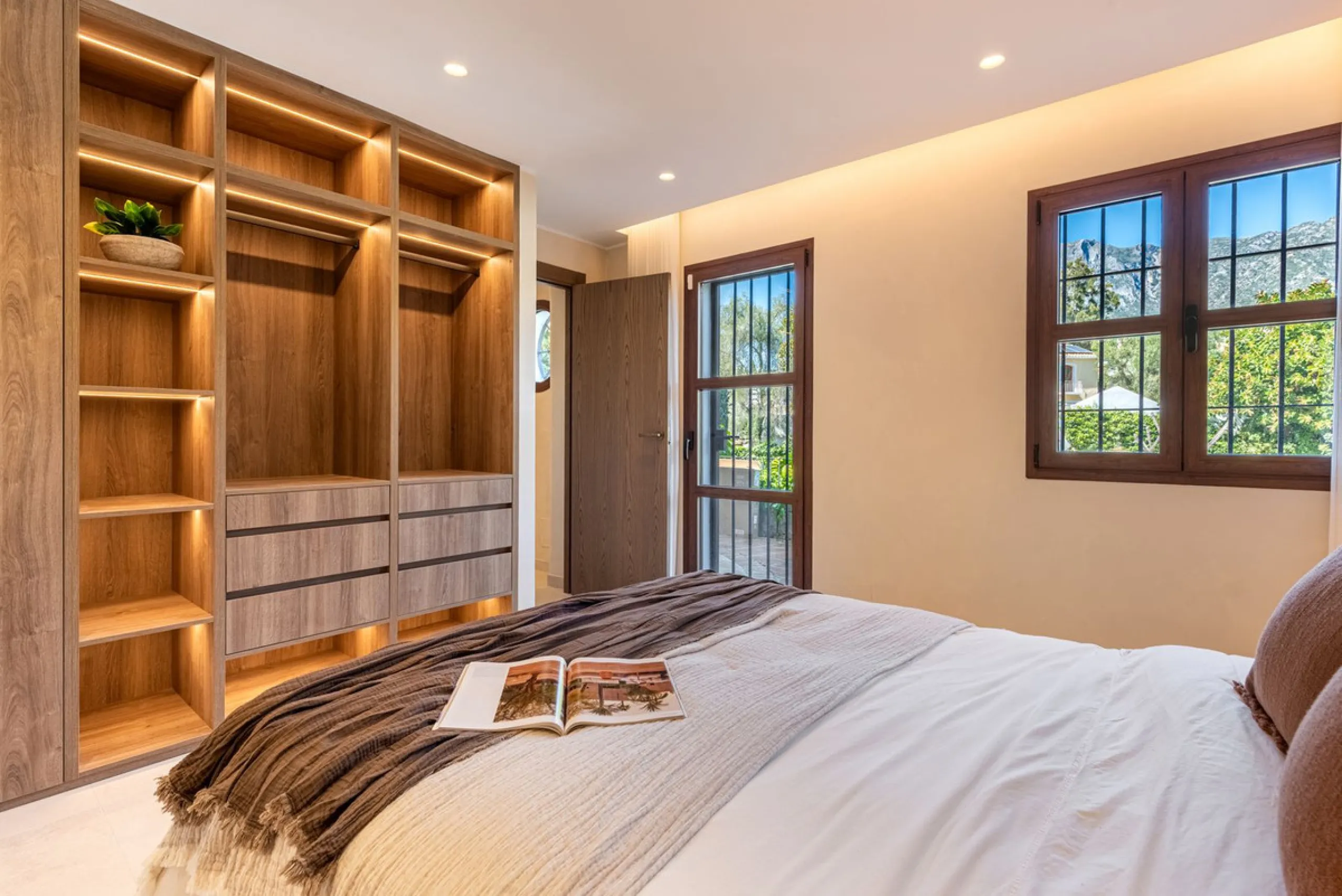 A fully renovated and exceptional townhouse located in the charming and highly sought-after community of La Virginia, on Marbella's prestigious Golden Mile.