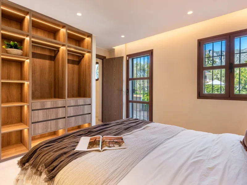 A fully renovated and exceptional townhouse located in the charming and highly sought-after community of La Virginia, on Marbella's prestigious Golden Mile.