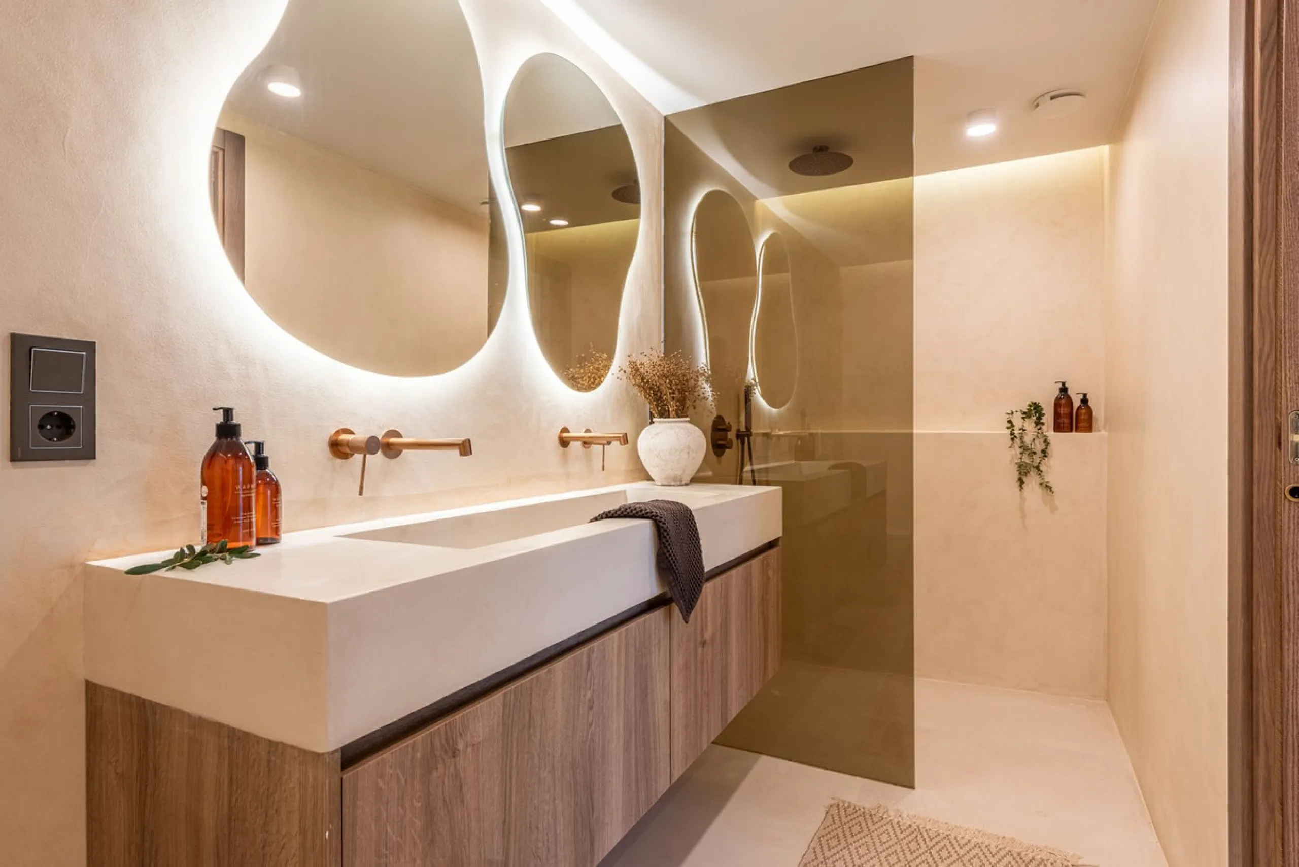 A fully renovated and exceptional townhouse located in the charming and highly sought-after community of La Virginia, on Marbella's prestigious Golden Mile.