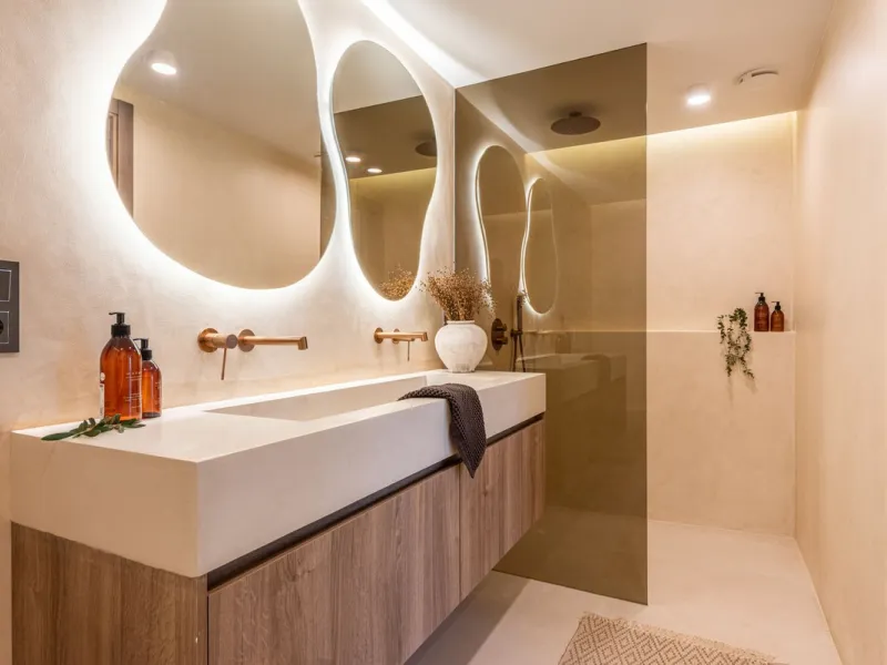 A fully renovated and exceptional townhouse located in the charming and highly sought-after community of La Virginia, on Marbella's prestigious Golden Mile.