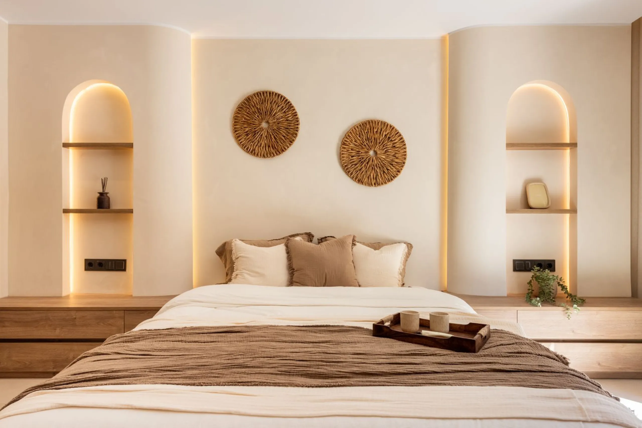 A fully renovated and exceptional townhouse located in the charming and highly sought-after community of La Virginia, on Marbella's prestigious Golden Mile.