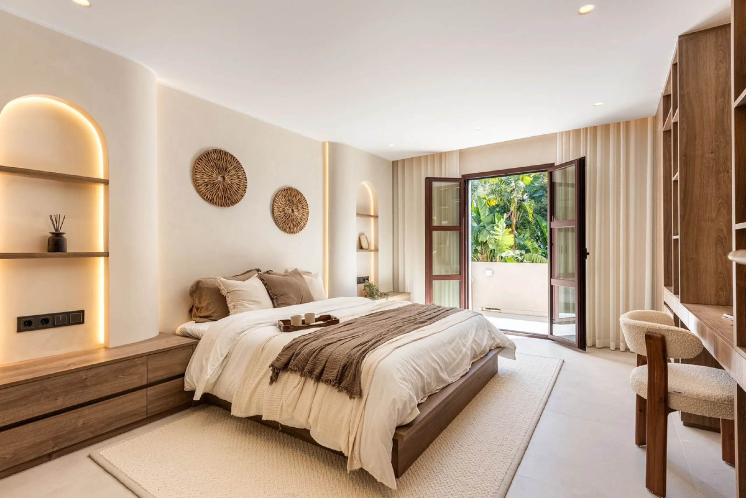 A fully renovated and exceptional townhouse located in the charming and highly sought-after community of La Virginia, on Marbella's prestigious Golden Mile.