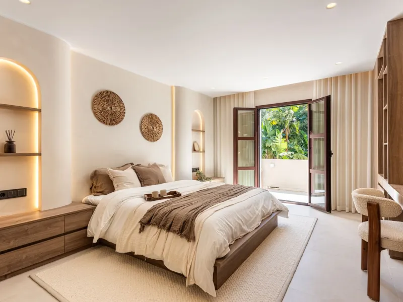 A fully renovated and exceptional townhouse located in the charming and highly sought-after community of La Virginia, on Marbella's prestigious Golden Mile.