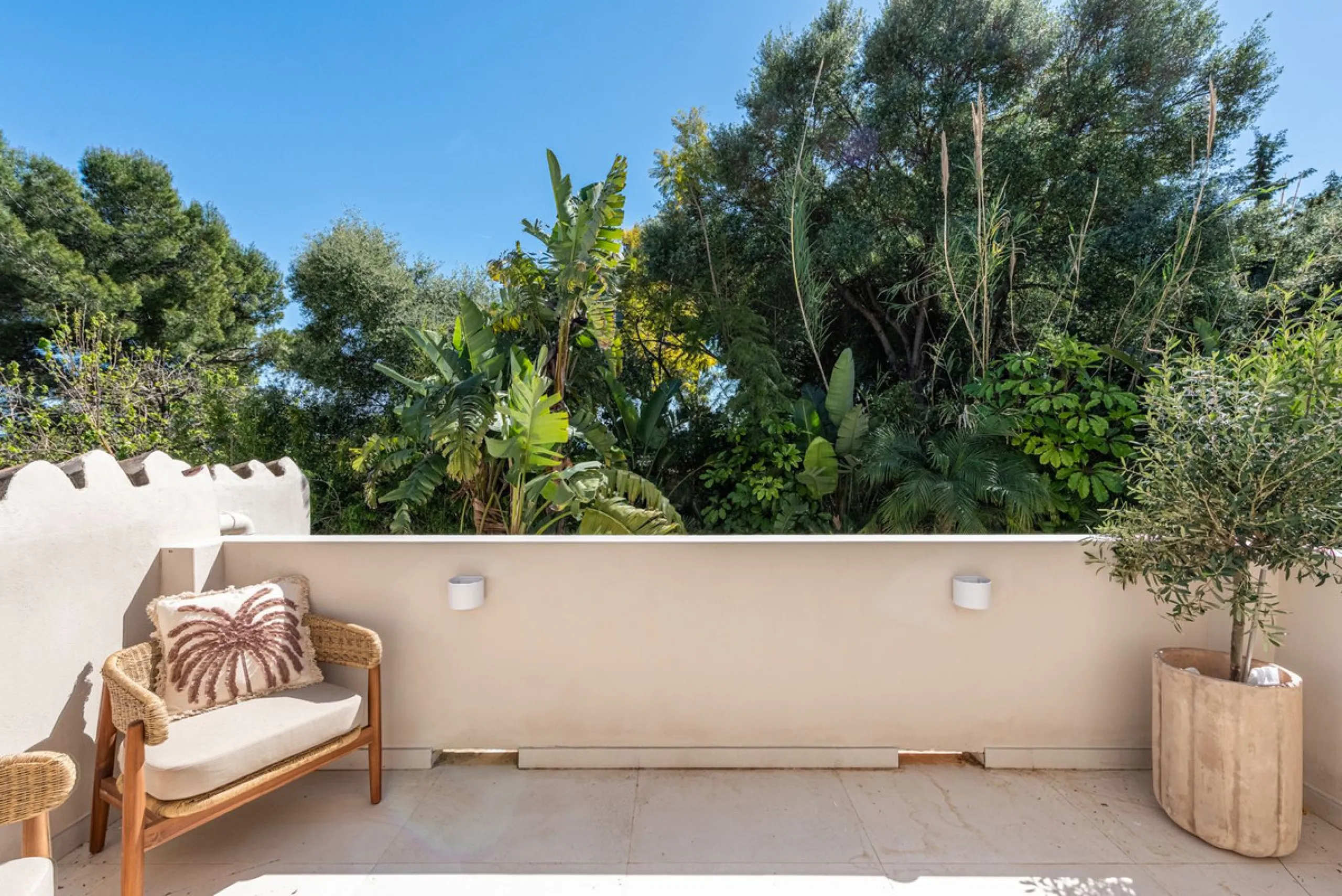 A fully renovated and exceptional townhouse located in the charming and highly sought-after community of La Virginia, on Marbella's prestigious Golden Mile.
