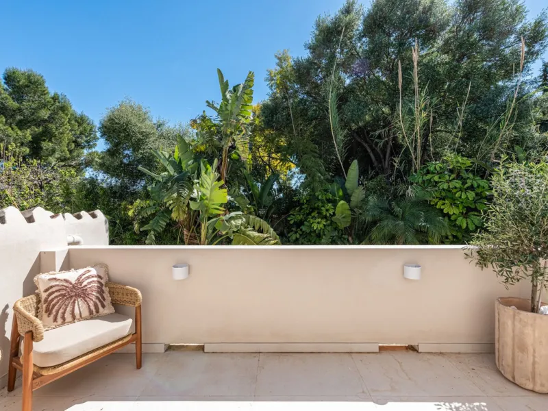 A fully renovated and exceptional townhouse located in the charming and highly sought-after community of La Virginia, on Marbella's prestigious Golden Mile.