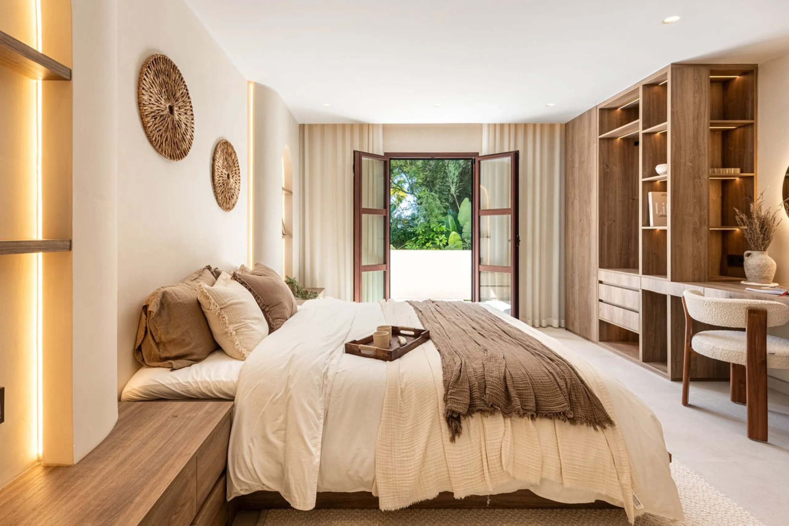 A fully renovated and exceptional townhouse located in the charming and highly sought-after community of La Virginia, on Marbella's prestigious Golden Mile.