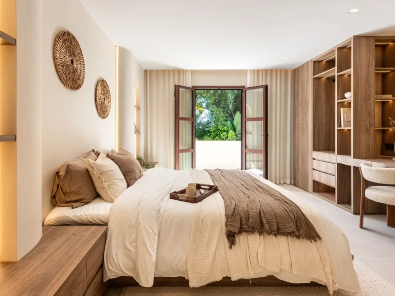 A fully renovated and exceptional townhouse located in the charming and highly sought-after community of La Virginia, on Marbella's prestigious Golden Mile.