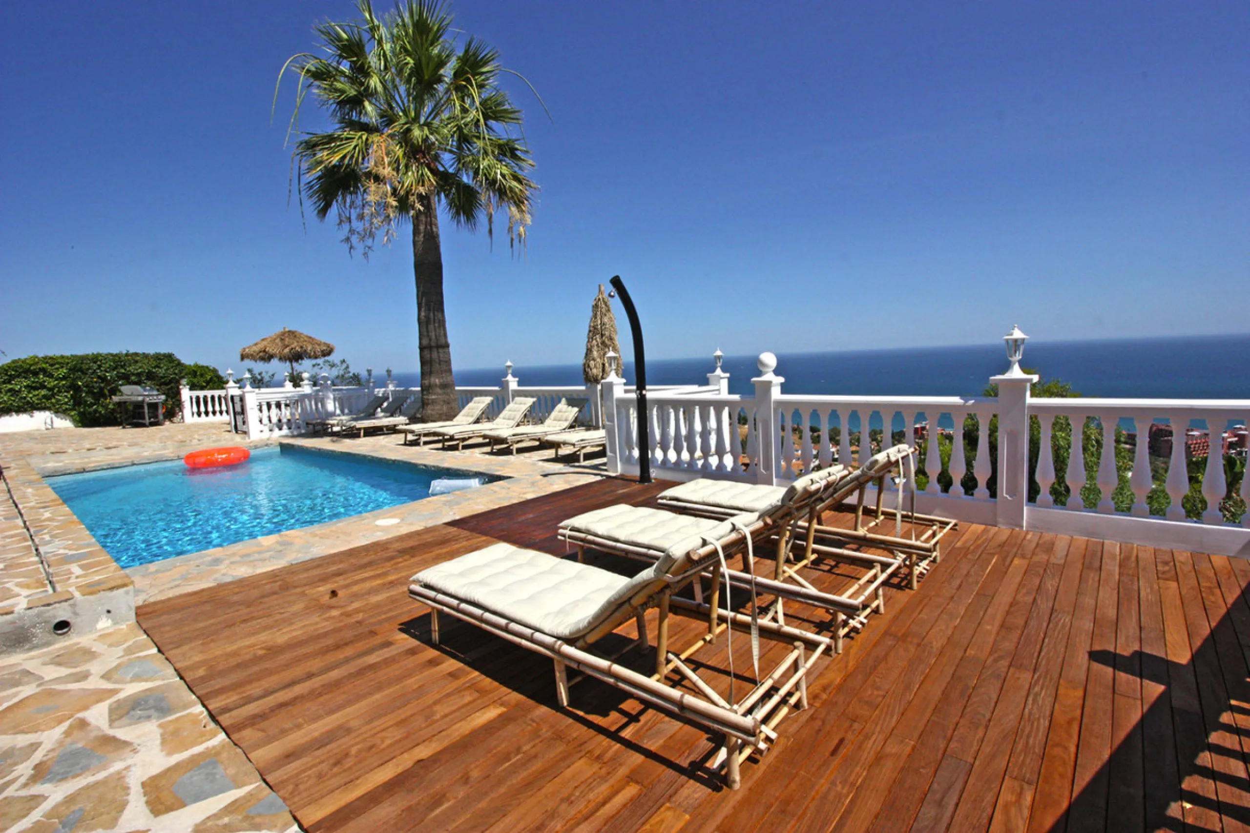 Villa Mariposa, the perfect mix between Scandinavian and Andalusian style. It is one of the most beautiful and practical houses in La Capellanía, with the main house all in one level and with breathtaking sea views from almost everywhere on the plot and i