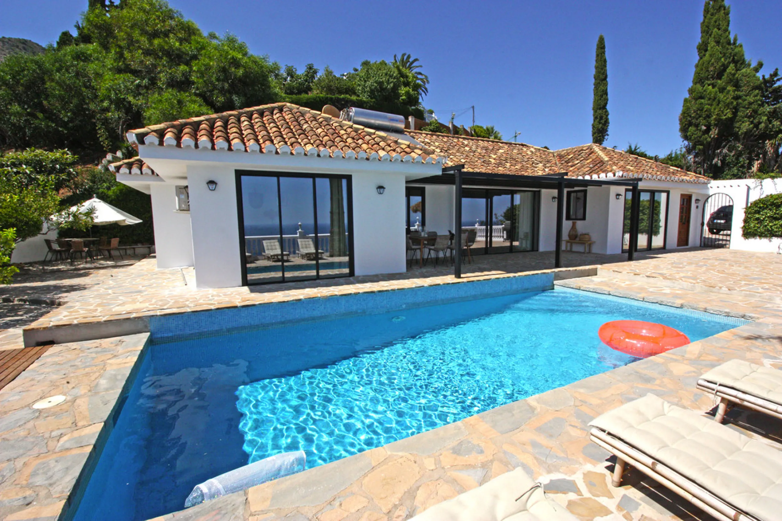 Villa Mariposa, the perfect mix between Scandinavian and Andalusian style. It is one of the most beautiful and practical houses in La Capellanía, with the main house all in one level and with breathtaking sea views from almost everywhere on the plot and i