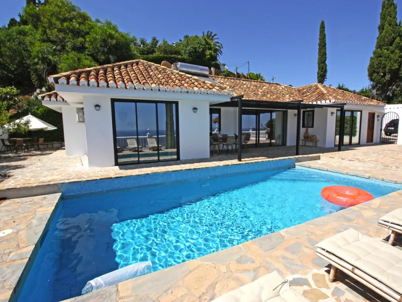 Villa Mariposa, the perfect mix between Scandinavian and Andalusian style. It is one of the most beautiful and practical houses in La Capellanía, with the main house all in one level and with breathtaking sea views from almost everywhere on the plot and i