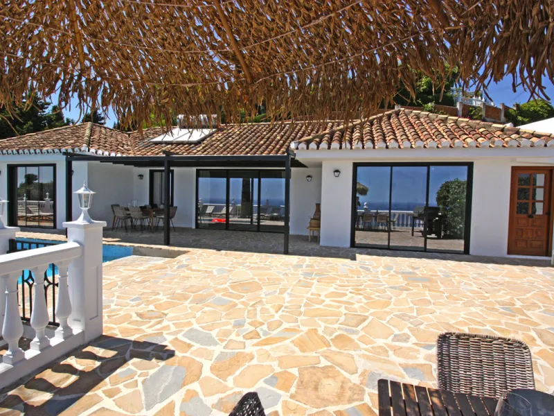 Villa Mariposa, the perfect mix between Scandinavian and Andalusian style. It is one of the most beautiful and practical houses in La Capellanía, with the main house all in one level and with breathtaking sea views from almost everywhere on the plot and i