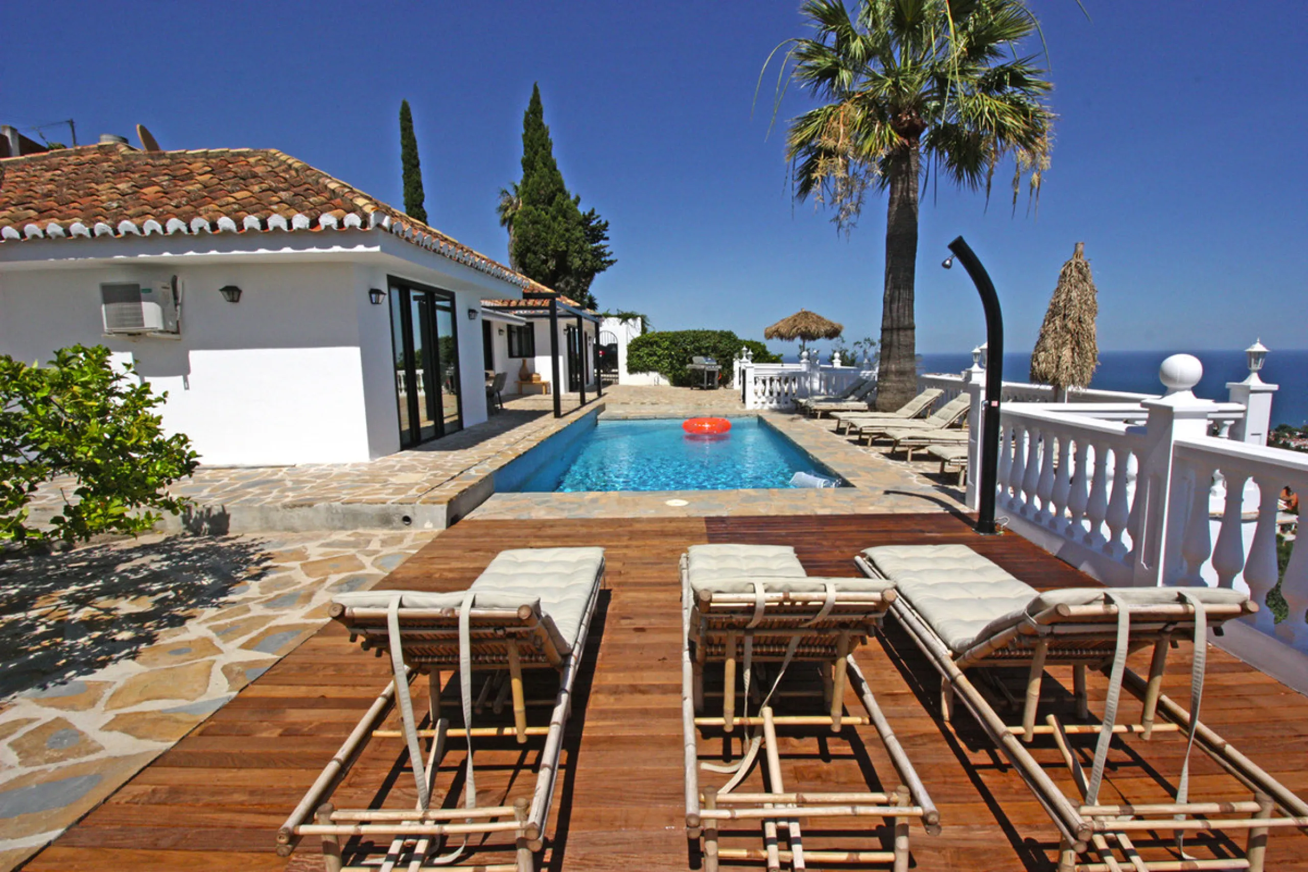 Villa Mariposa, the perfect mix between Scandinavian and Andalusian style. It is one of the most beautiful and practical houses in La Capellanía, with the main house all in one level and with breathtaking sea views from almost everywhere on the plot and i