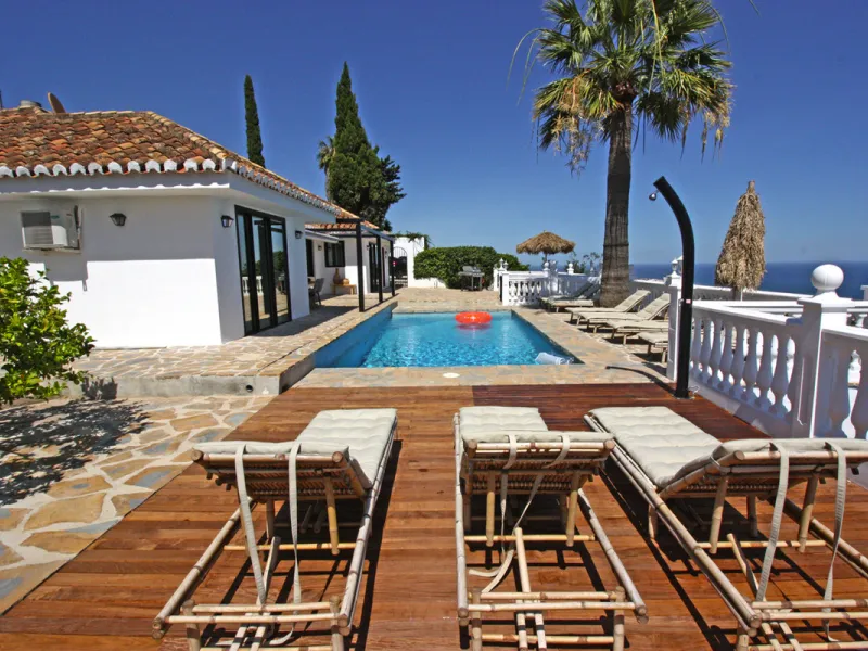 Villa Mariposa, the perfect mix between Scandinavian and Andalusian style. It is one of the most beautiful and practical houses in La Capellanía, with the main house all in one level and with breathtaking sea views from almost everywhere on the plot and i