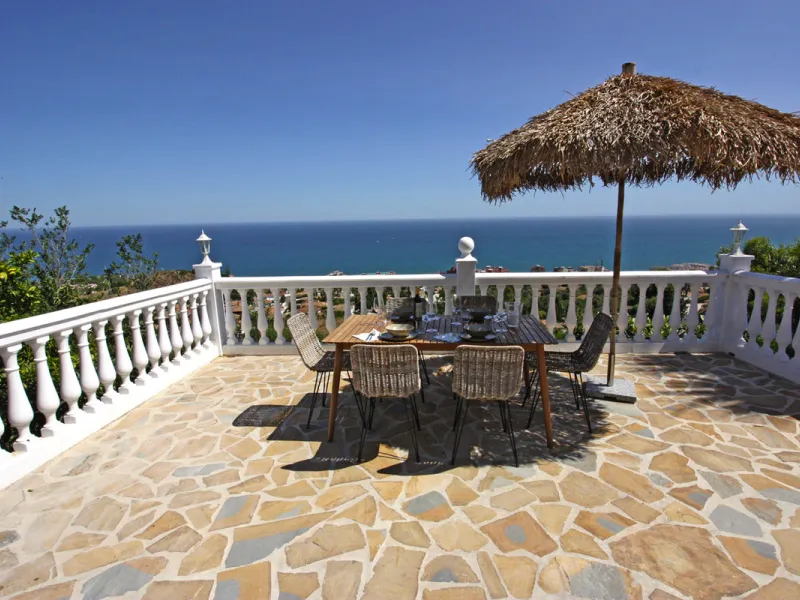 Villa Mariposa, the perfect mix between Scandinavian and Andalusian style. It is one of the most beautiful and practical houses in La Capellanía, with the main house all in one level and with breathtaking sea views from almost everywhere on the plot and i