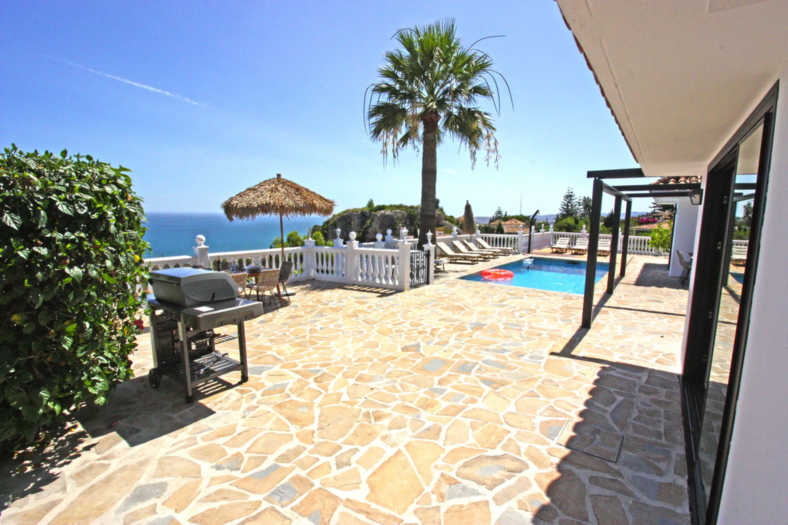 Villa Mariposa, the perfect mix between Scandinavian and Andalusian style. It is one of the most beautiful and practical houses in La Capellanía, with the main house all in one level and with breathtaking sea views from almost everywhere on the plot and i