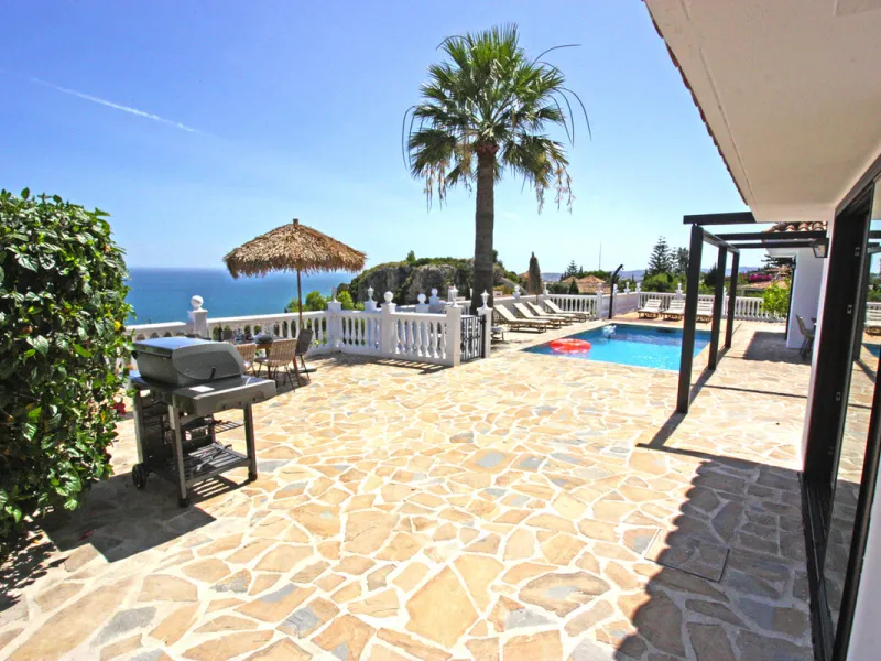 Villa Mariposa, the perfect mix between Scandinavian and Andalusian style. It is one of the most beautiful and practical houses in La Capellanía, with the main house all in one level and with breathtaking sea views from almost everywhere on the plot and i