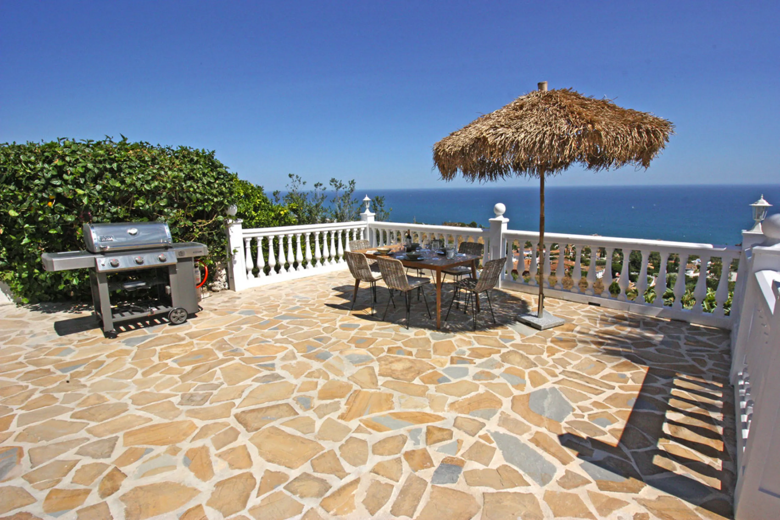 Villa Mariposa, the perfect mix between Scandinavian and Andalusian style. It is one of the most beautiful and practical houses in La Capellanía, with the main house all in one level and with breathtaking sea views from almost everywhere on the plot and i