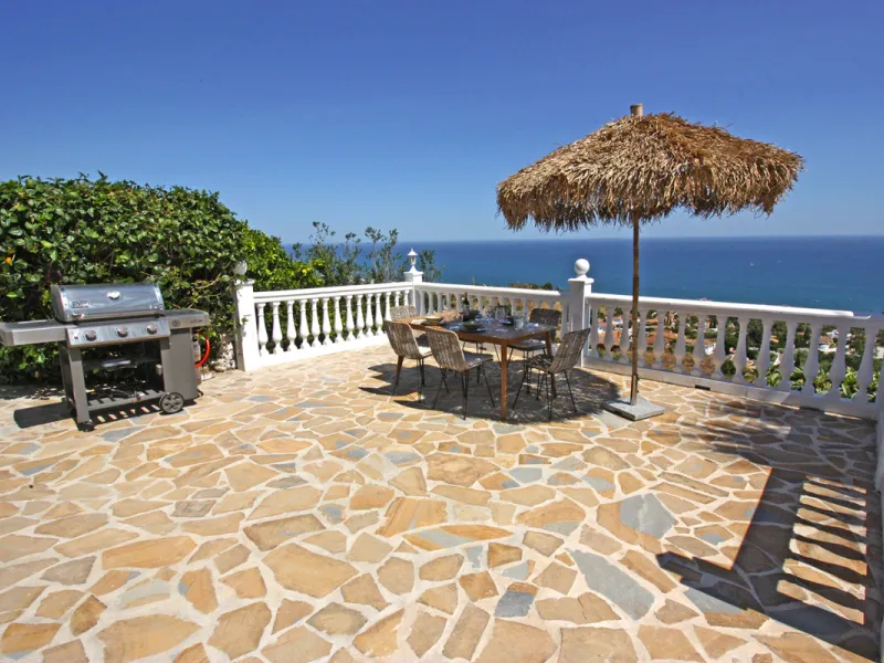 Villa Mariposa, the perfect mix between Scandinavian and Andalusian style. It is one of the most beautiful and practical houses in La Capellanía, with the main house all in one level and with breathtaking sea views from almost everywhere on the plot and i