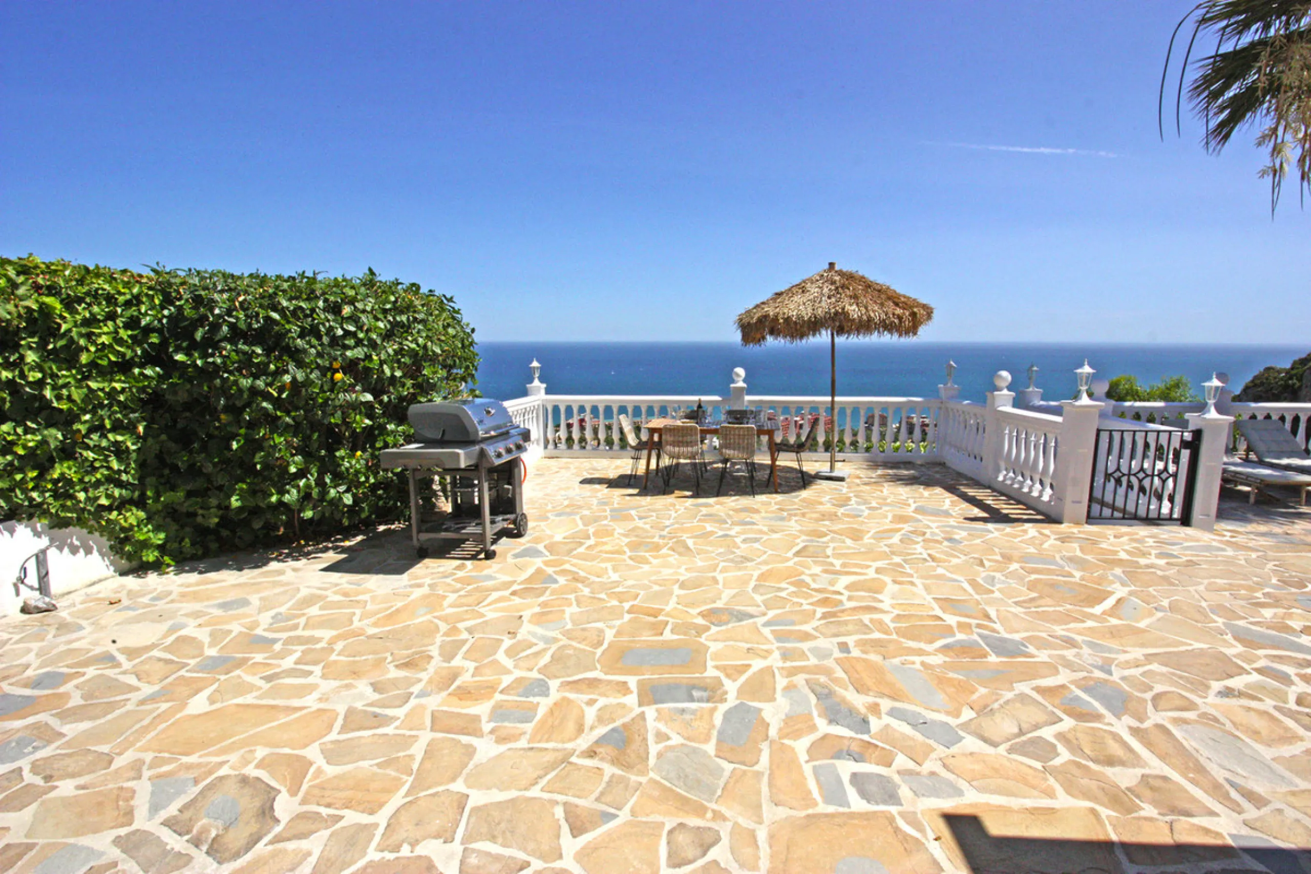 Villa Mariposa, the perfect mix between Scandinavian and Andalusian style. It is one of the most beautiful and practical houses in La Capellanía, with the main house all in one level and with breathtaking sea views from almost everywhere on the plot and i