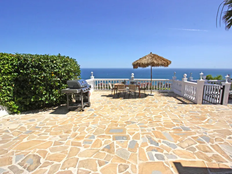 Villa Mariposa, the perfect mix between Scandinavian and Andalusian style. It is one of the most beautiful and practical houses in La Capellanía, with the main house all in one level and with breathtaking sea views from almost everywhere on the plot and i