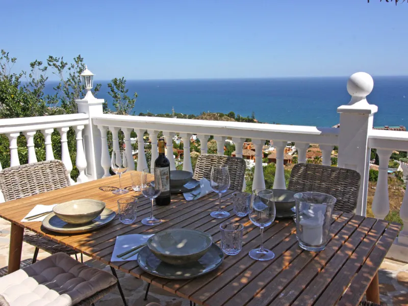 Villa Mariposa, the perfect mix between Scandinavian and Andalusian style. It is one of the most beautiful and practical houses in La Capellanía, with the main house all in one level and with breathtaking sea views from almost everywhere on the plot and i
