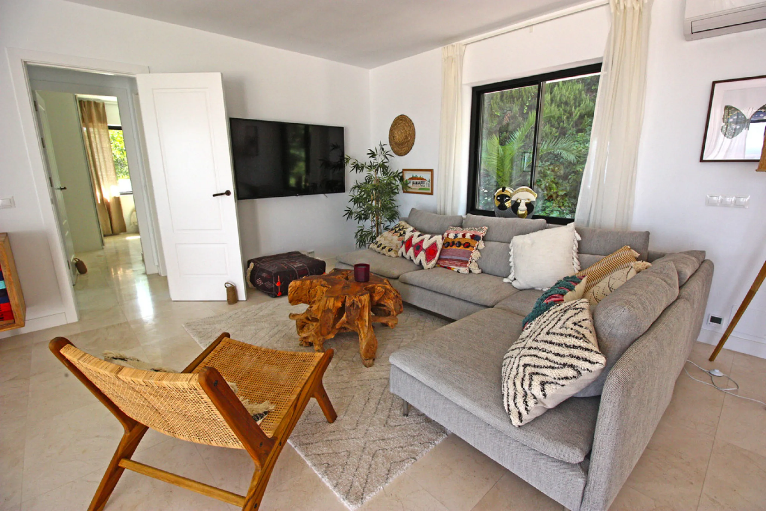 Villa Mariposa, the perfect mix between Scandinavian and Andalusian style. It is one of the most beautiful and practical houses in La Capellanía, with the main house all in one level and with breathtaking sea views from almost everywhere on the plot and i
